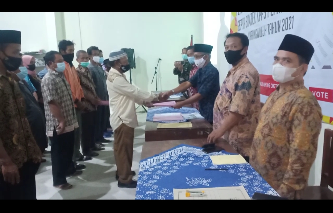 Pelantikan Anggota KPPS Pemilihan Lurah Karangwuluh tahun 2021