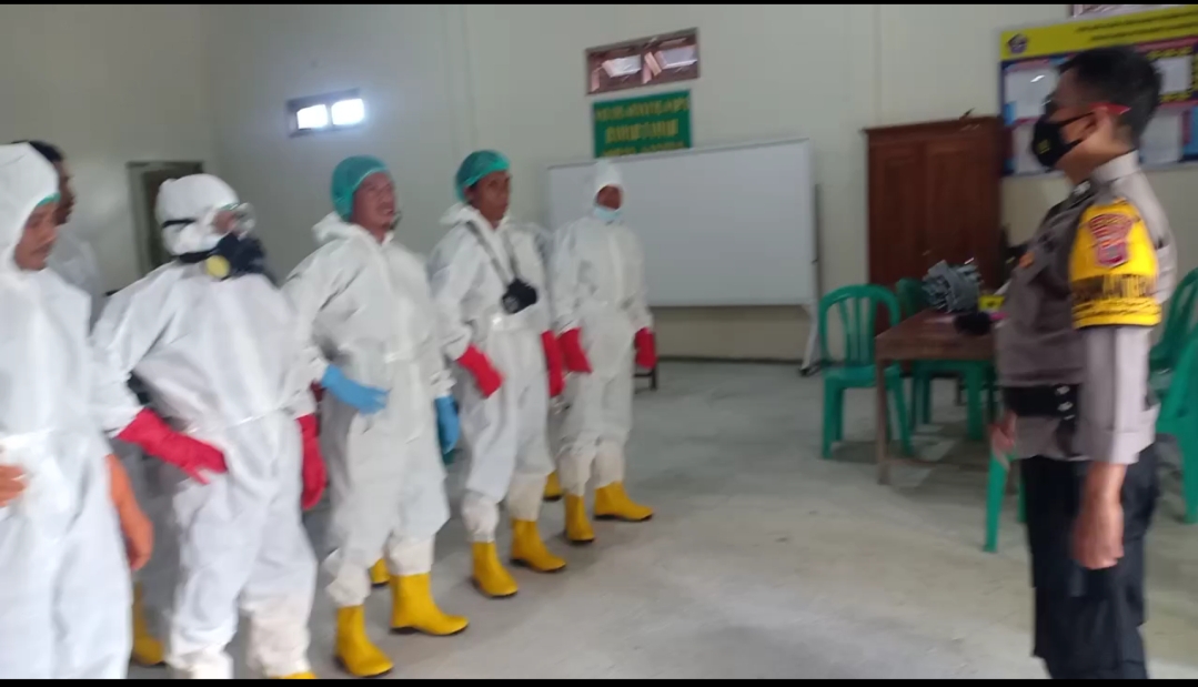 Pemakaman  dengan menggunakan protokol Covid-19 di Karangwuluh